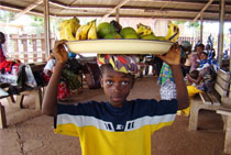Kigoma - jonge fruitverkoper