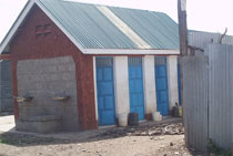 Nairobi - Kaloleni samen een toilet gebouwd